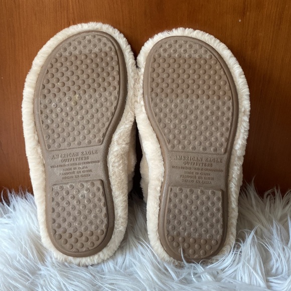 Like 🆕 American Eagle Fuzzy Slippers sz 5-6 - Picture 5 of 6